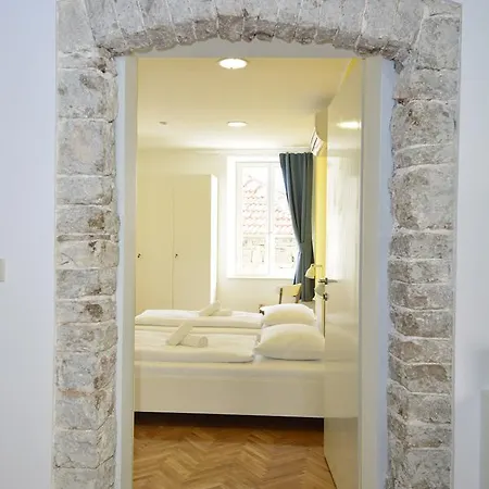 Sv. Lovre Hostel *