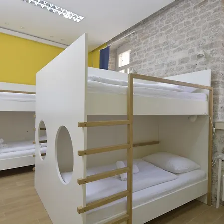 Sv. Lovre Hostel *