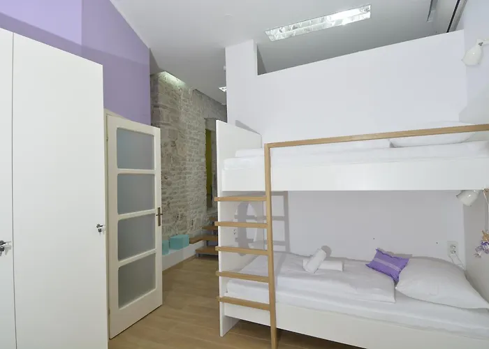 圣老楞佐旅舍 旅馆 希贝尼克