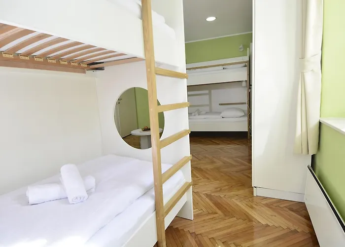 圣老楞佐旅舍 * 希贝尼克